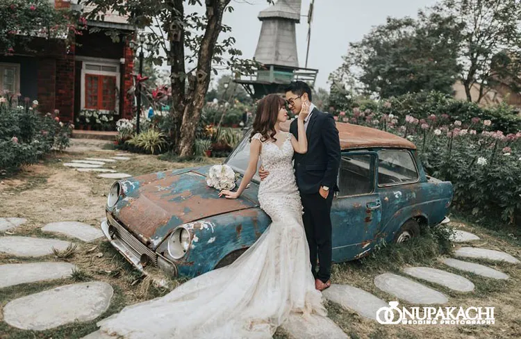 Cặp đôi trong trang phục cưới tại studio