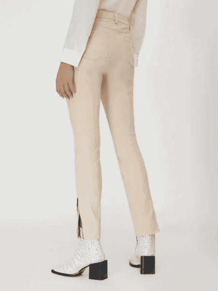 Mẫu skinny ôm sát giúp khoe trọn vẻ đẹp của đôi chân.