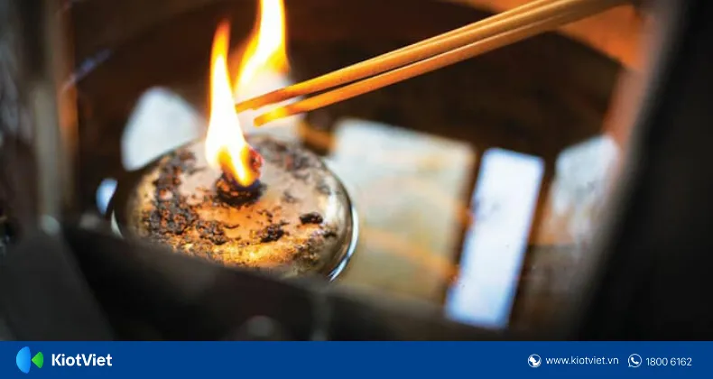 Thắp hương xua đuổi tà khí