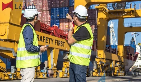 Nhân viên hiện trường trong ngành logistics