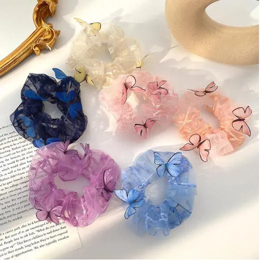 Scrunchie tạo kiểu nhẹ nhàng và phong cách.
