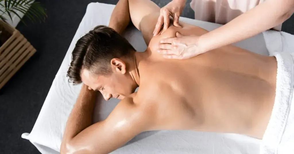 Massage vai giúp chàng thư giãn