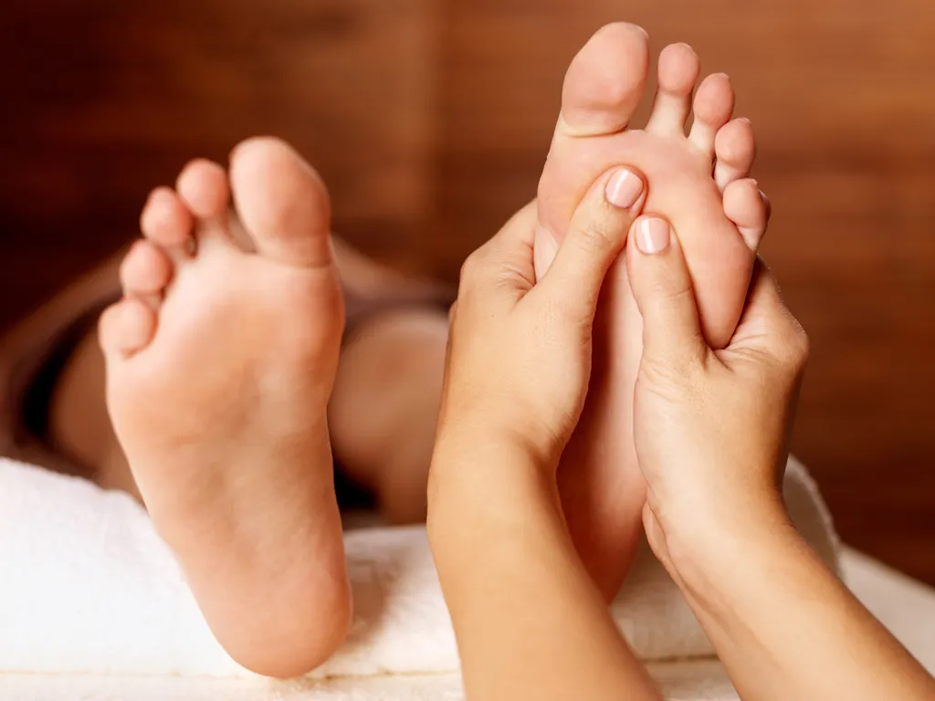 Massage bàn chân để tạo cảm giác thoải mái