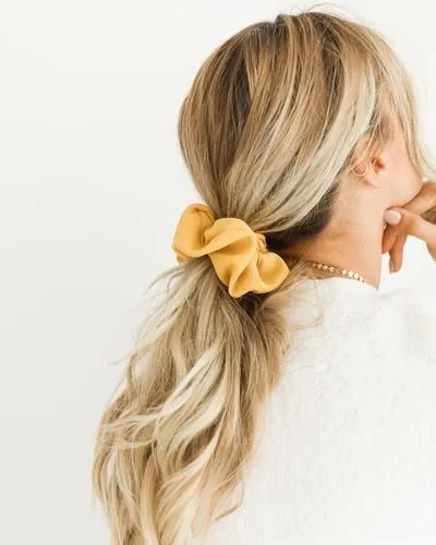Scrunchie với màu sắc đa dạng, trẻ trung.