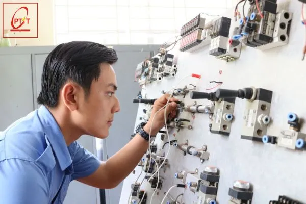 lớp học thực hành ngành điện tử viễn thông