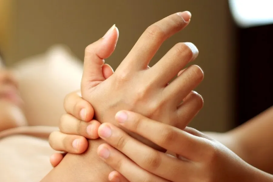 Xoa bóp bàn tay để tăng tương tác